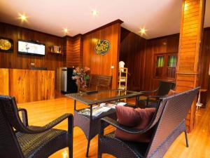 Ban Glai Kong في تشيانغ خان: غرفة معيشة مع طاولة وكراسي