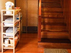 um quarto com uma escada e uma prateleira com toalhas em Ban Glai Kong em Chiang Khan