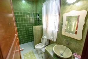 Koupelna v ubytování Baan Parinda (Pompom Home) + 51 fotografií