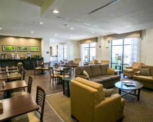 salon z kanapami, stołami i krzesłami w obiekcie Sleep Inn & Suites w mieście Dripping Springs