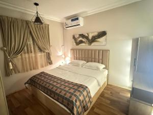 a bedroom with a bed and a window at شقق روز الفندقية دخول ذاتي in Al Khobar