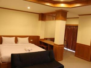 um quarto com uma cama e uma secretária. em Loei Residence em Ban Tha Phae