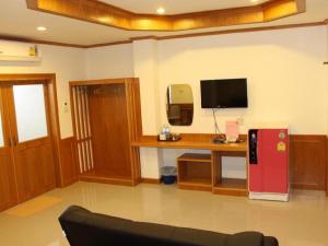 uma sala de estar com uma secretária e um frigorífico vermelho em Loei Residence em Ban Tha Phae