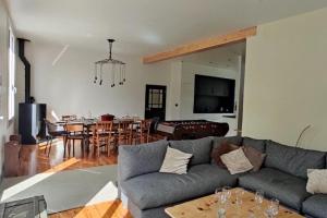 uma sala de estar com um sofá e uma sala de jantar em La maison des gaves - Calme, Agréable, Local vélo em Pierrefitte-Nestalas
