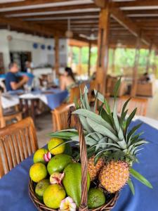 ein Obstkorb auf einem Tisch in der Unterkunft Sunbird Villas in Glacis