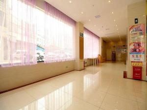 un couloir avec une grande fenêtre dans un bâtiment dans l'établissement 7 Days Inn Fucheng Wu Gongci Gaodeng East Street Binjiang Road, à Haikou