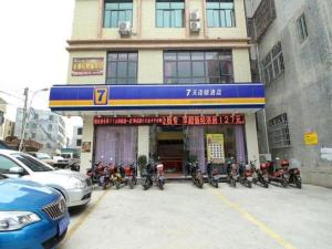 un groupe de motocycles garés devant un bâtiment dans l'établissement 7 Days Inn Fucheng Wu Gongci Gaodeng East Street Binjiang Road, à Haikou