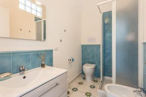 サンタ・マリア・ディ・カステッラバーテにあるB&B Le Ninfeのバスルーム(白い洗面台、トイレ付)