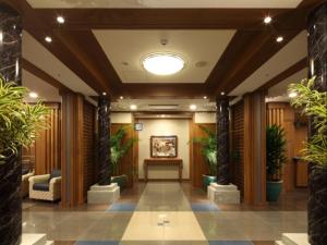 um corredor com vasos de plantas num edifício em Toyooka Green Hotel Morris em Toyooka