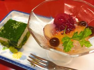 deser w szklanej misce na talerzu w obiekcie Kirishima Onsen Ryokojin Sanso w mieście Kirishima