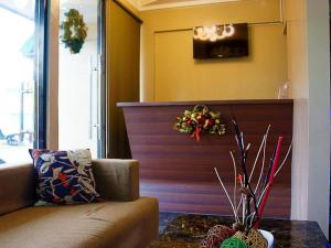 ein Wohnzimmer mit einem Sofa und einem Tisch in der Unterkunft Zanrock Micro Hotel in Lagao III