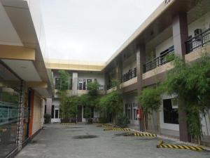 un patio vacío de un edificio con plantas en Zanrock Micro Hotel en Lagao III