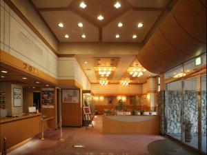 um lobby de um hospital com uma sala de espera em Hotel Hikyounoyu em Itchū