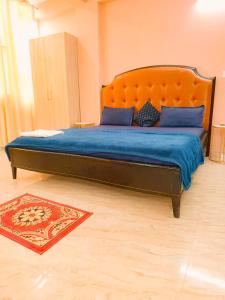 1 dormitorio con 1 cama grande con manta azul en Bharat Vandana Stay near Yashobhoomi en Nueva Delhi