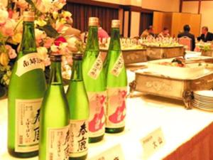 een groep groene flessen wijn op een tafel bij Miyakonojo Royal Hotel in Miyakonojo