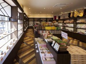um corredor de lojas com livros e outros itens em exposição em Yudaonsen Ubl Hotel Matsumasa em Nakaichi