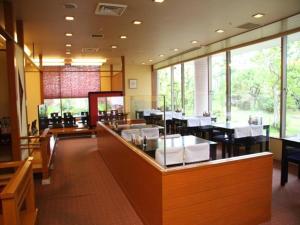 福知山市にあるHotel Royal Hill Fukuchiyama and Spaのダイニングルーム(テーブル、椅子、窓付)
