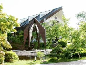 福知山市にあるHotel Royal Hill Fukuchiyama and Spaの庭園中に像のある建物