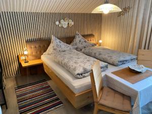 sypialnia z 2 łóżkami i stołem oraz stół sidx sidx sidx w obiekcie Apartment Auszeit w mieście Brandberg