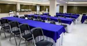Zimmer mit blauen und weißen Tischen und Stühlen in der Unterkunft Anchor Hotel in General Santos