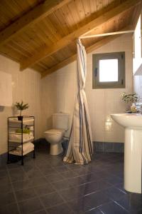 Ett badrum på Agrotospita Country Houses