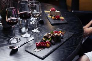 uma mesa com copos de vinho e comida em Norefjell Ski & Spa, an Ascend Hotel Collection Member em Surteberg