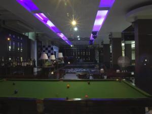 einen Billardtisch in einer Bar mit lila Lichtern in der Unterkunft Century Grand Hotel in Bung Kan