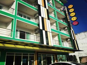 un edificio alto con un verde e un bianco di Mukdaview Hotel a Mukdahan