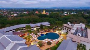 uma vista aérea de um resort com uma piscina em The Impress Nan Hotel em Nan
