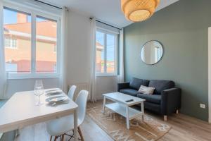un salon avec un canapé et une table dans l'établissement 1 bedroom apartment in city center with parking, à Tourcoing