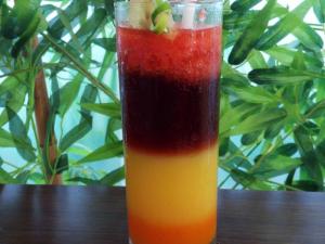 napój w szklance siedzącej na stole w obiekcie Le Man Hotel Lampung w mieście Umbulan Tulungmeris