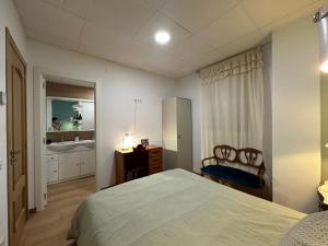 Postel nebo postele na pokoji v ubytování Mirador 1 del Mercado Central - habitacion con baño privado en el centro de la Ciudad Vella