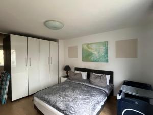 - une chambre avec un lit et des armoires blanches dans l'établissement Gemütlich, à Essen