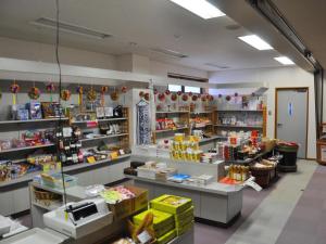 uma loja cheia de muitos itens em exposição em Senganishi Onsen Yumoto Azumakan em Oniyanagimachi