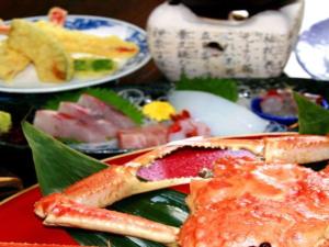 un plato de comida en una mesa con platos de comida en Otaiko Hills, en Ito