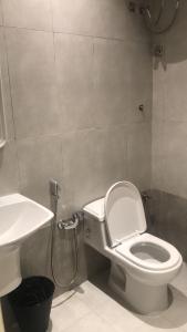 ein Bad mit einem WC und einem Waschbecken in der Unterkunft شقة فاخرة مودرن in Al Kharj