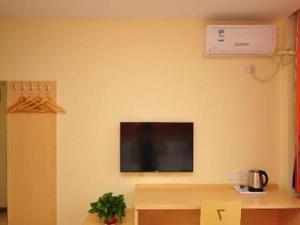 TV a/nebo společenská místnost v ubytování 7 Days Inn Dezhou Qihe Passenger Station