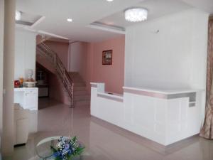 una sala de estar con paredes rosas y una escalera. en Crystal Place Sida en Ban Wang Muang