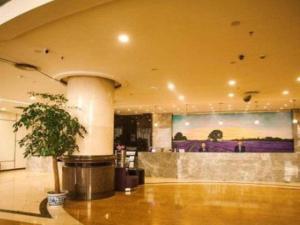 eine Lobby mit einer Topfpflanze in einem Gebäude in der Unterkunft Lavande Hotel Shijiazhuang Museum Branch in Shijiazhuang