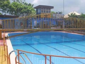 duży basen z dużym błękitnym basenem w obiekcie BEVALUABLE BANQUET AND GARDENS w mieście Alakohia