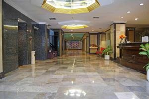 Vestibiulis arba registratūra apgyvendinimo įstaigoje Grand Hotel Surabaya