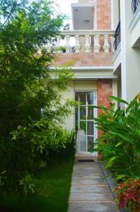 uma passagem que leva a uma casa com uma porta branca em Nina Hotel em Salatiga