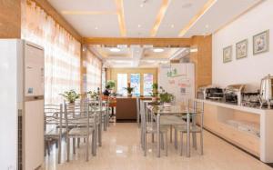 陽朔にあるGreenTree Inn Yangshuo West Street Express Hotelの部屋にテーブルと椅子があるレストラン