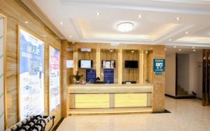 陽朔にあるGreenTree Inn Yangshuo West Street Express Hotelの建物内の受付のあるロビー