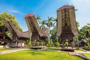 een gebouw met twee torens in het gras bij Hotel Banggalawa in Jakarta