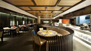 une salle à manger avec une table et des chaises dans un restaurant dans l'établissement BUMI SEGAH HOTEL, à Tanjungredep