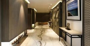 einen Flur eines Hotelzimmers mit Marmorboden in der Unterkunft BUMI SEGAH HOTEL in Tanjungredep