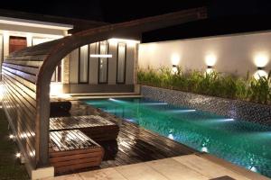 Tanjungredep的住宿－BUMI SEGAH HOTEL，夜间在房子前面的游泳池