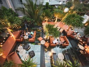 una vista panoramica su una hall dell'hotel con tavoli e sedie di Letana Hotel Samuprakarn a Bang Phli