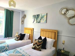 Llit o llits en una habitació de 4 Bedrooms Apartment By Sensational Stay Short Lets & Serviced Accommodation